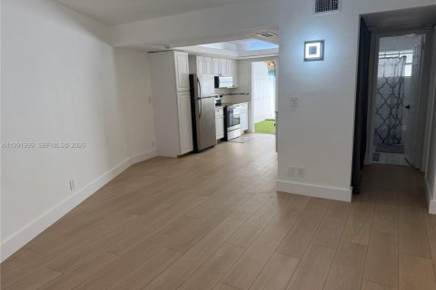 House in Fort Lauderdale, Florida 1 bedroom, 509.85 sq.m. № 2052708 - photo 6