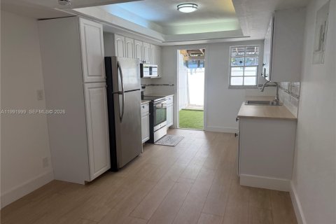 House in Fort Lauderdale, Florida 1 bedroom, 509.85 sq.m. № 2052708 - photo 4