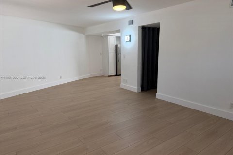 House in Fort Lauderdale, Florida 1 bedroom, 509.85 sq.m. № 2052708 - photo 5