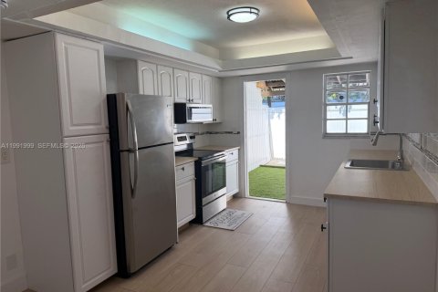 House in Fort Lauderdale, Florida 1 bedroom, 509.85 sq.m. № 2052708 - photo 12