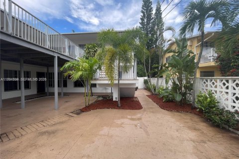 House in Fort Lauderdale, Florida 1 bedroom, 509.85 sq.m. № 2052708 - photo 15