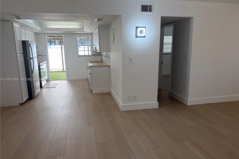 House in Fort Lauderdale, Florida 1 bedroom, 509.85 sq.m. № 2052708 - photo 7