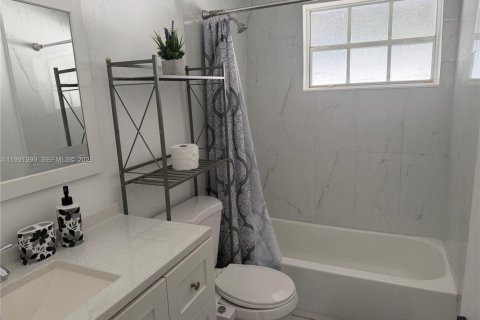 House in Fort Lauderdale, Florida 1 bedroom, 509.85 sq.m. № 2052708 - photo 9