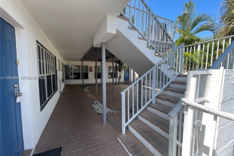 House in Fort Lauderdale, Florida 1 bedroom, 509.85 sq.m. № 2052708 - photo 16