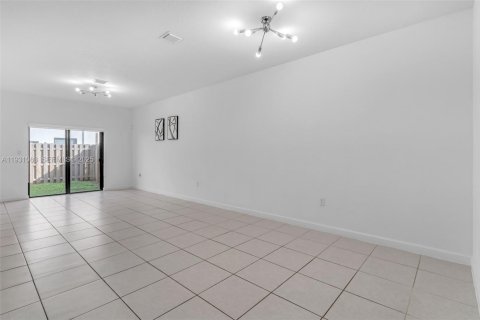 Снять в аренду таунхаус в Хомстед, Флорида 3 спальни, 169.08м2, № 1989777 - фото 5