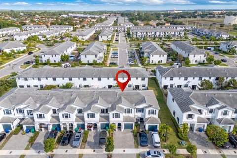 Снять в аренду таунхаус в Хомстед, Флорида 3 спальни, 169.08м2, № 1989777 - фото 20