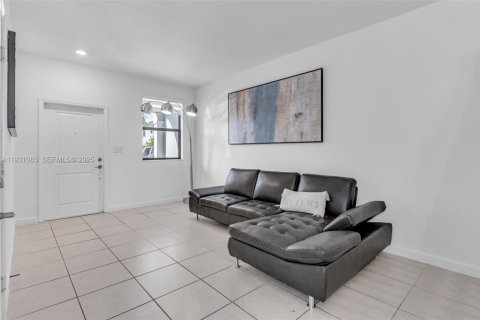 Снять в аренду таунхаус в Хомстед, Флорида 3 спальни, 169.08м2, № 1989777 - фото 6