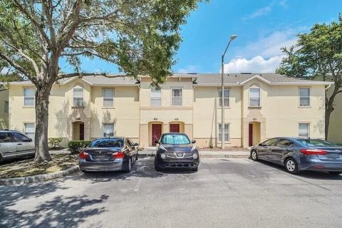 Adosado en Kissimmee, Florida 4 dormitorios, 174.66 m2 № 2078219