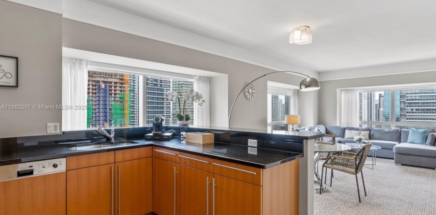 Кондоминиум с 2 спальнями в Майами, Флорида № 1932001