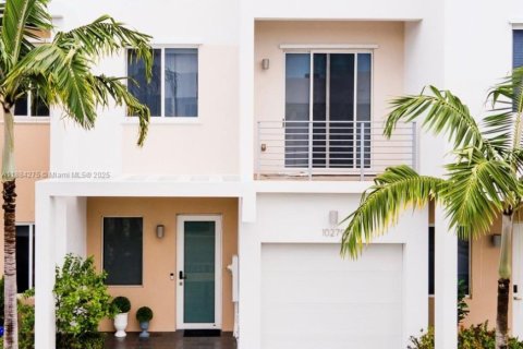 Townhouse in Doral, Florida 3 bedrooms, 168.71 sq.m. № 1931221 - photo 1