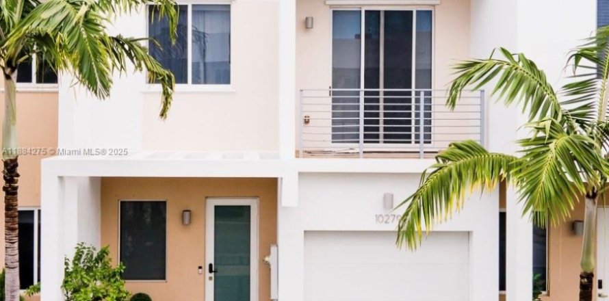 Townhouse in Doral, Florida 3 bedrooms, 168.71 sq.m. № 1931221