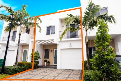 Townhouse in Doral, Florida 3 bedrooms, 168.71 sq.m. № 1931221 - photo 24