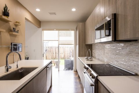 Townhouse in Doral, Florida 3 bedrooms, 168.71 sq.m. № 1931221 - photo 13
