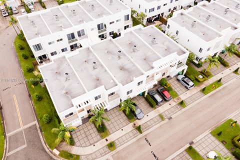 Townhouse in Doral, Florida 3 bedrooms, 168.71 sq.m. № 1931221 - photo 5