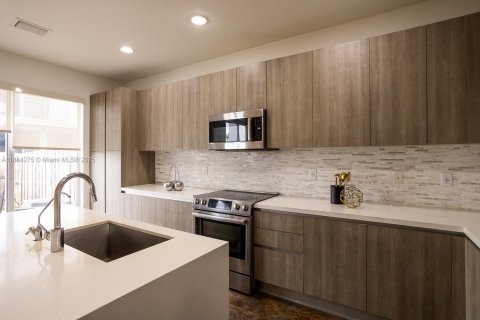 Townhouse in Doral, Florida 3 bedrooms, 168.71 sq.m. № 1931221 - photo 12