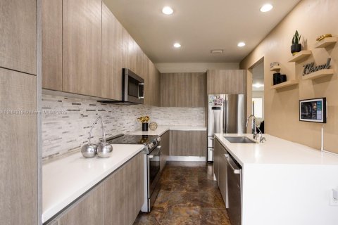 Townhouse in Doral, Florida 3 bedrooms, 168.71 sq.m. № 1931221 - photo 11