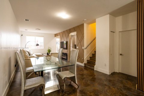 Townhouse in Doral, Florida 3 bedrooms, 168.71 sq.m. № 1931221 - photo 7