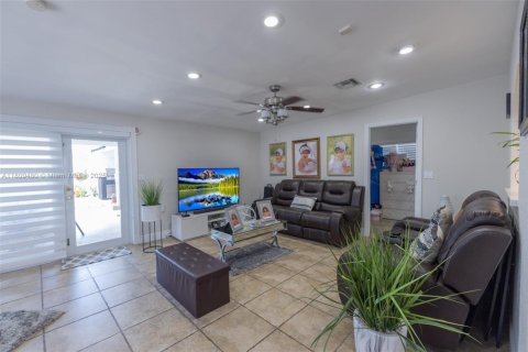 Casa en venta en Homestead, Florida, 3 dormitorios, 156.08 m2 № 1865301 - foto 28