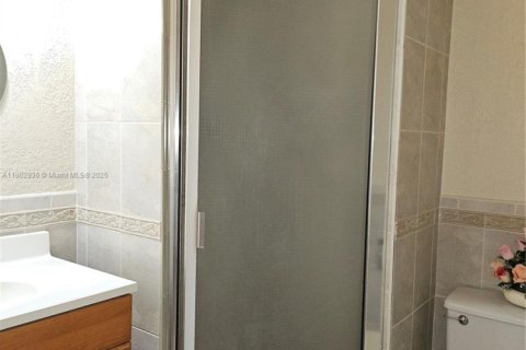 Снять в аренду кондоминиум в Лодердейл-Лейкс, Флорида 2 спальни, 87.7м2, № 2019234 - фото 10