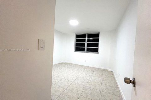 Copropriété à vendre à Hallandale Beach, Floride: 2 chambres, 111.48 m2 № 1971105 - photo 2