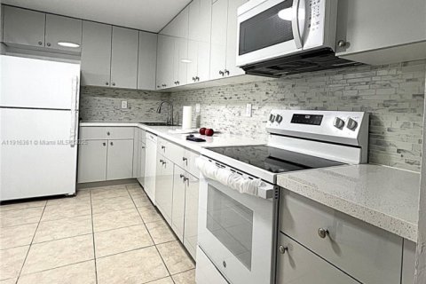 Copropriété à vendre à Hallandale Beach, Floride: 2 chambres, 111.48 m2 № 1971105 - photo 1