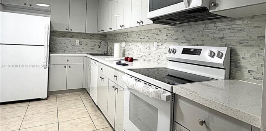 Condo à Hallandale Beach, Floride, 2 chambres № 1971105