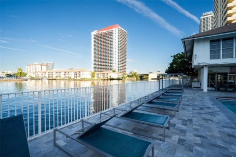 Copropriété à vendre à Hallandale Beach, Floride: 2 chambres, 111.48 m2 № 1971105 - photo 12