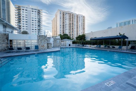 Copropriété à vendre à Hallandale Beach, Floride: 2 chambres, 111.48 m2 № 1971105 - photo 8