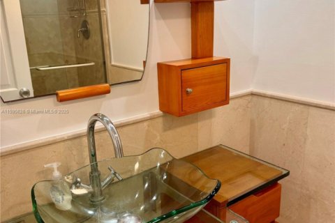 Condo in Sunny Isles Beach, Florida, 2 bedrooms  № 1923499 - photo 14