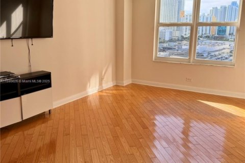 Condo in Sunny Isles Beach, Florida, 2 bedrooms  № 1923499 - photo 18
