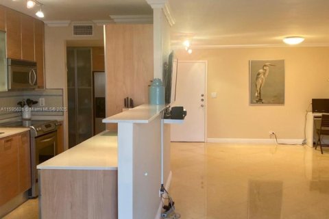 Condo in Sunny Isles Beach, Florida, 2 bedrooms  № 1923499 - photo 2