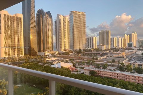 Condo in Sunny Isles Beach, Florida, 2 bedrooms  № 1923499 - photo 1