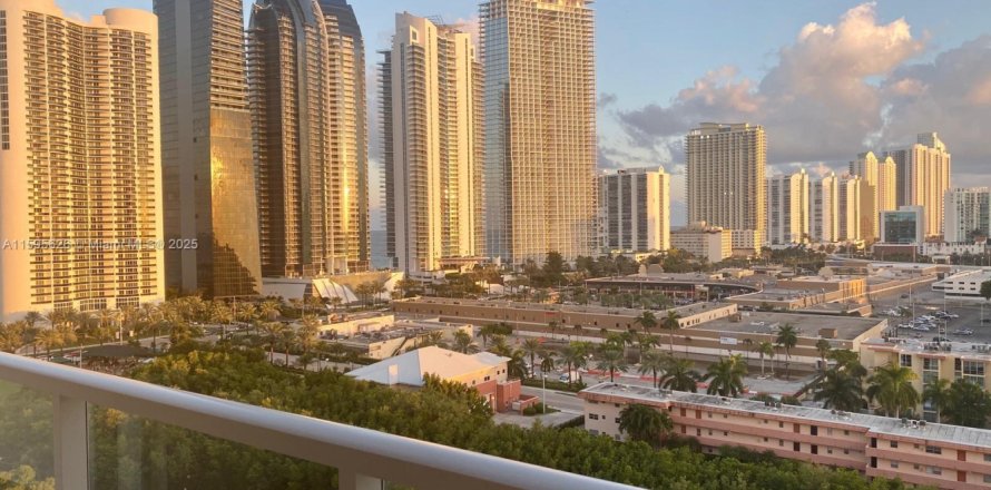Condo in Sunny Isles Beach, Florida, 2 bedrooms  № 1923499