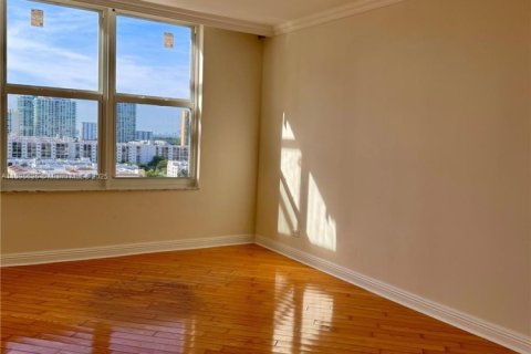 Condo in Sunny Isles Beach, Florida, 2 bedrooms  № 1923499 - photo 10
