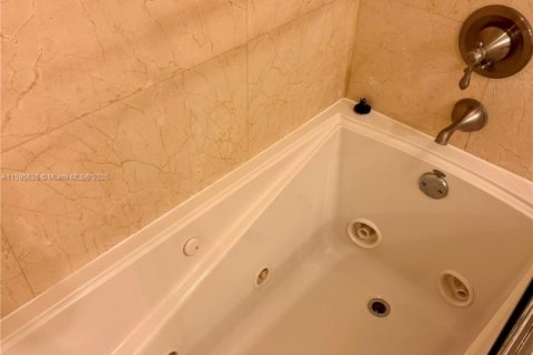 Condo in Sunny Isles Beach, Florida, 2 bedrooms  № 1923499 - photo 25