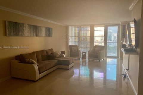 Condo in Sunny Isles Beach, Florida, 2 bedrooms  № 1923499 - photo 3