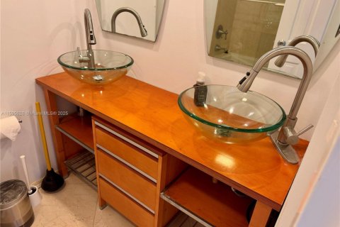 Condo in Sunny Isles Beach, Florida, 2 bedrooms  № 1923499 - photo 23
