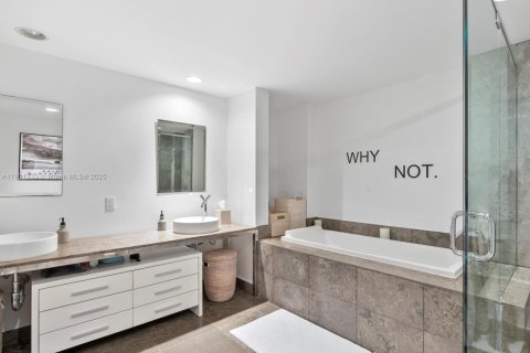 Condo in Miami, Florida, 1 bedroom  № 1953165 - photo 19