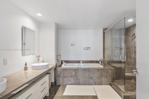 Condo in Miami, Florida, 1 bedroom  № 1953165 - photo 17