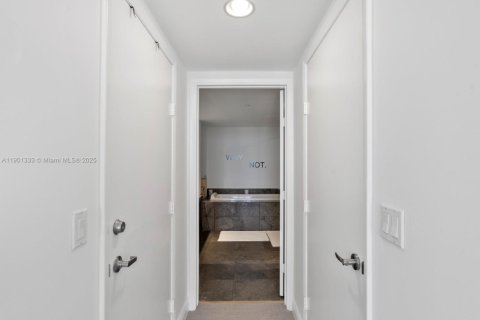 Condo in Miami, Florida, 1 bedroom  № 1953165 - photo 16