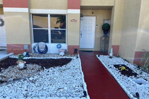 Townhouse in Miami Gardens, Florida 2 bedrooms, 121.89 sq.m. № 2032617 - photo 3