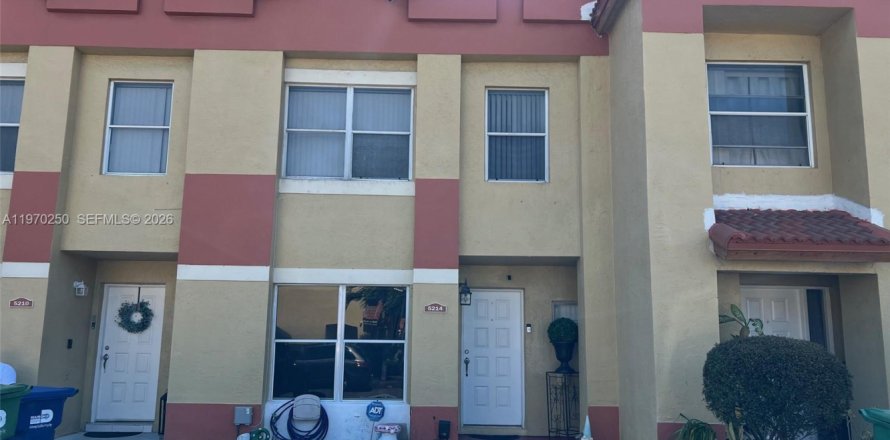 Townhouse in Miami Gardens, Florida 2 bedrooms, 121.89 sq.m. № 2032617
