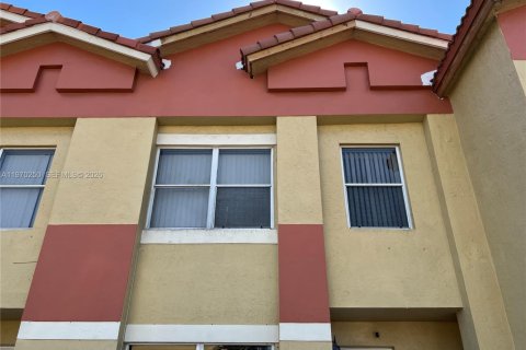 Townhouse in Miami Gardens, Florida 2 bedrooms, 121.89 sq.m. № 2032617 - photo 4