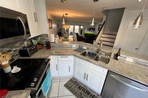 Townhouse in Miami Gardens, Florida 2 bedrooms, 121.89 sq.m. № 2032617 - photo 10