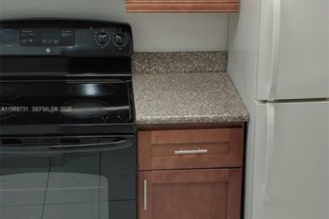 Apartamento en alquiler en Miami, Florida, 1 dormitorio, 85.66 m2 № 2030615 - foto 3