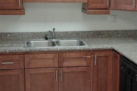 Apartamento en alquiler en Miami, Florida, 1 dormitorio, 85.66 m2 № 2030615 - foto 2