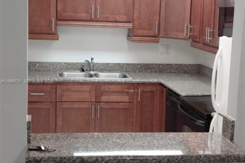 Apartamento en alquiler en Miami, Florida, 1 dormitorio, 85.66 m2 № 2030615 - foto 4