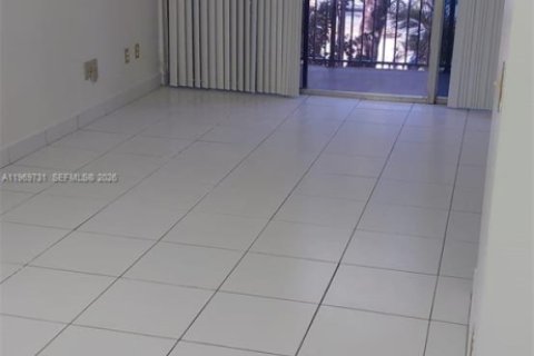 Apartamento en alquiler en Miami, Florida, 1 dormitorio, 85.66 m2 № 2030615 - foto 5