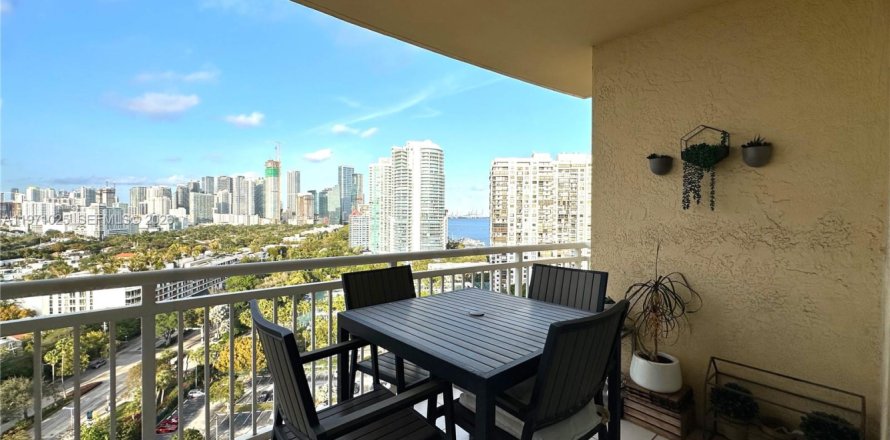 Кондоминиум с 2 спальнями в Майами, Флорида № 2032977