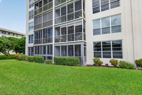 Condo in Pompano Beach, Florida, 2 bedrooms № 2384902 - photo 20